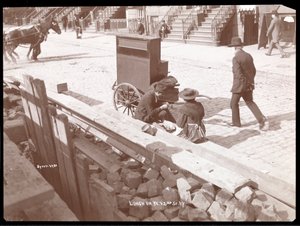 Widok ulicznego organisty i kobiety jedzącej obiad na West 42nd Street, Nowy Jork, 1898 (srebrny odbitka żelatynowa)